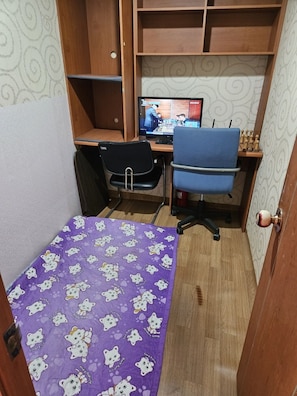 Basic Single Room, Multiple Beds, Non Smoking, Kitchen