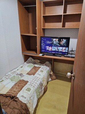 Hypo-allergenic bedding, desk, laptop workspace, free WiFi - MokHa minitel (Busan)