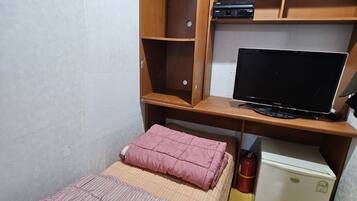 Habitación individual básica, varias camas, para no fumadores, cocina | Ropa de cama hipoalergénica y escritorio