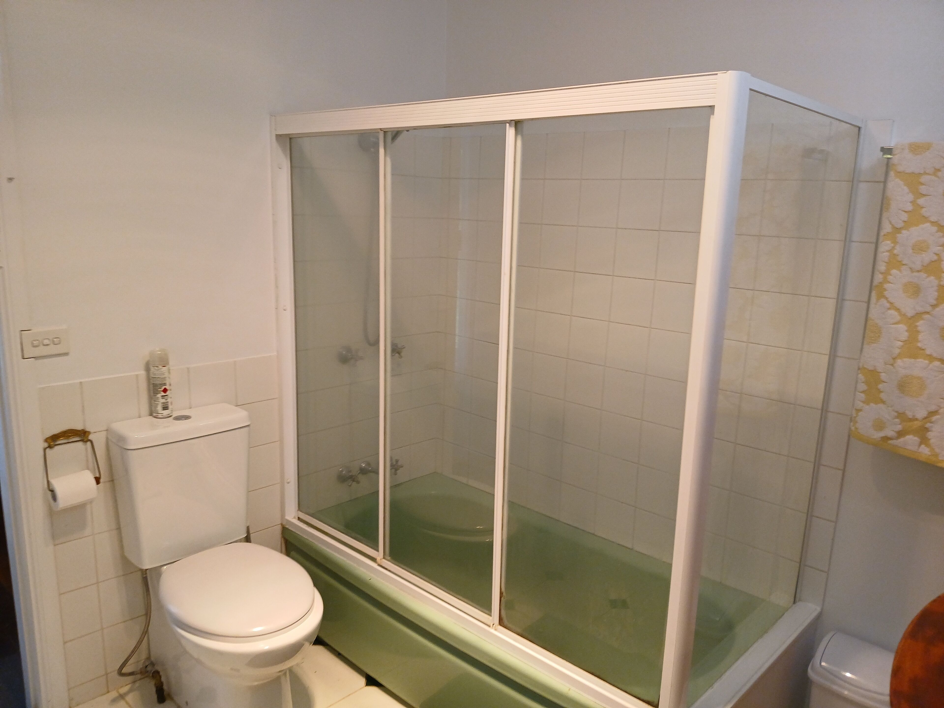 Un baño con inodoro, cabina de ducha y bañera.
