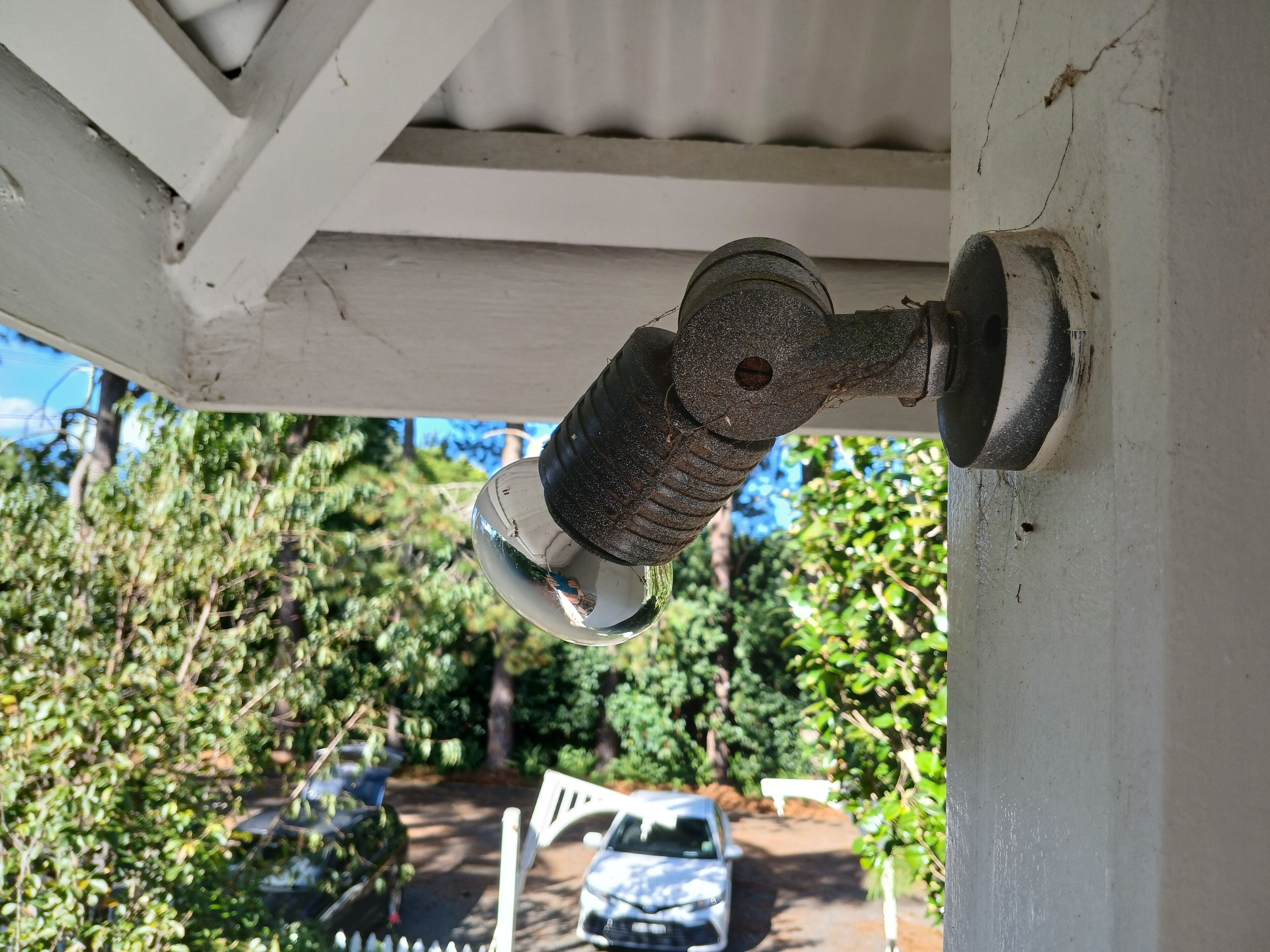 Een detailopname van een verweerde deurklink buiten.