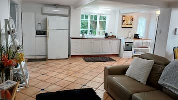 Casa familiar | Cocina básica privada | Microondas, cafetera o tetera, tostadora y artículos de limpieza