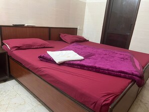 Standard dubbelrum - utsikt mot staden | Gratis wi-fi och sängkläder