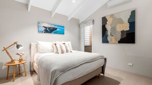 3 bedrooms, iron/ironing board, WiFi, bed sheets - Bombora House - Point Lonsdale (Point Lonsdale)