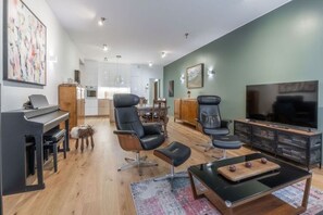 Smart-TV, bøker og stereoanlegg