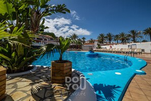 Een verwarmd zwembad