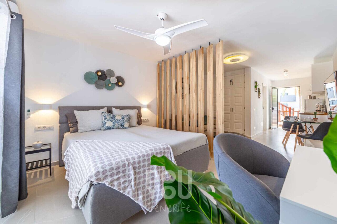 1 quarto, escrivaninha, ferros/tábuas de passar roupa, berço de viagem