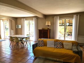 Cheminée, table de tennis de table, livres, écrans d'ordinateur