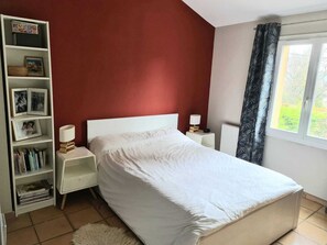 5 chambres, bureau, fer et planche à repasser, lit parapluie