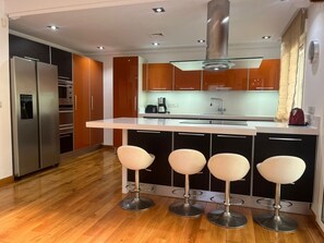 ثلاجة، ميكروويف، فرن، غسالة أطباق