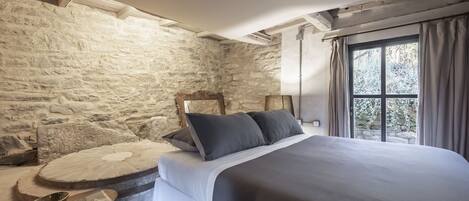 6 bedrooms, iron/ironing board, travel cot, free WiFi