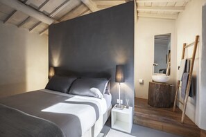 6 bedrooms, iron/ironing board, travel cot, free WiFi