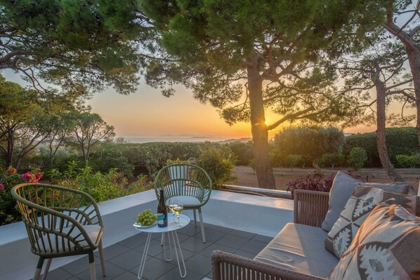 Terrace/patio - Villa Oasis Lagonissi (lagonissi)