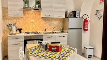 Mikrowelle, Ofen, Herdplatte, Wasserkocher mit Kaffee-/Teezubehör