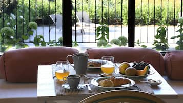 Free daily continental breakfast