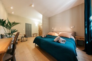 Individually decorated, desk, laptop workspace, cots/infant beds - Domaine Perréal (Gargas)