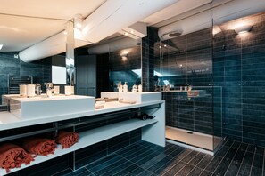 Suite clásica | Baño | Ducha, secador de pelo, toallas y jabón