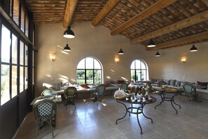 Free daily continental breakfast - Domaine Perréal (Gargas)