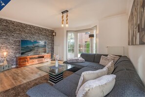 Fernseher, Tischtennisplatte, Bücher, Stereoanlage