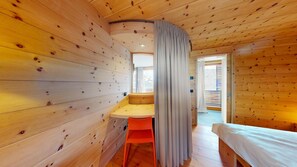 2 habitaciones, escritorio, tabla de planchar con plancha y wifi 