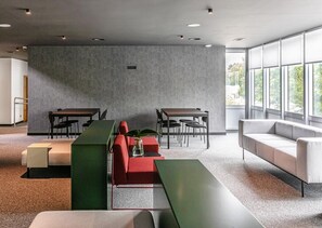 32-inch Smart TV with digital channels - Hotel Forum Ceao (Lugo)