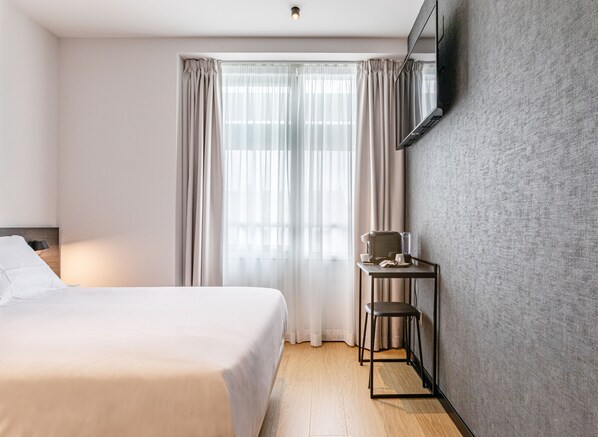 Lit avec matelas en mousse à mémoire, bureau