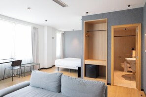 Chambre supérieure double | Lit avec matelas en mousse à mémoire, bureau