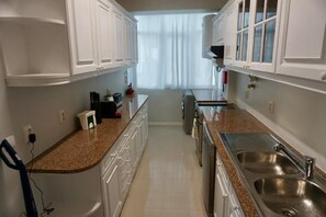 Fridge, microwave, oven, stovetop - Alma Beach House (Costa da Caparica)