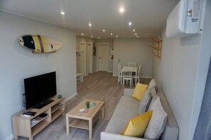 Smart TV, books - Alma Beach House (Costa da Caparica)