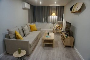 Smart TV, books - Alma Beach House (Costa da Caparica)