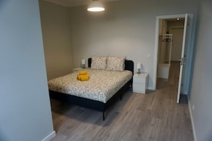 2 bedrooms, travel cot, free WiFi, bed sheets