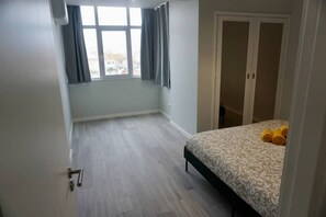 2 bedrooms, travel cot, free WiFi, bed sheets - Alma Beach House (Costa da Caparica)