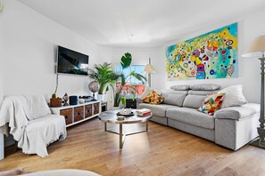 Smart TV - Cozy apartment with private sunny terrace (Barcelona)