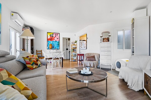 Smart TV - Cozy apartment with private sunny terrace (Barcelona)