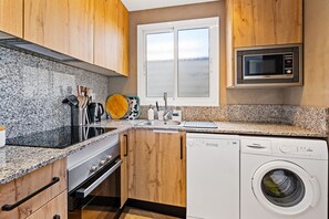 Fridge, microwave, oven, stovetop - Cozy apartment with private sunny terrace (Barcelona)