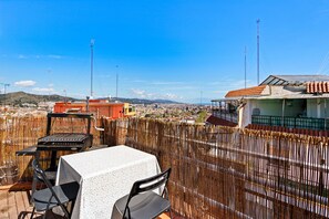 Outdoor dining - Cozy apartment with private sunny terrace (Barcelona)