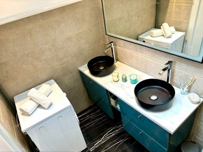 SĂšche-cheveux, serviettes fournies, savon, papier toilette
