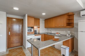 Fridge, microwave, oven, coffee/tea maker