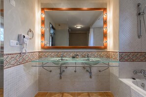 Dusche, Haartrockner, Handtücher
