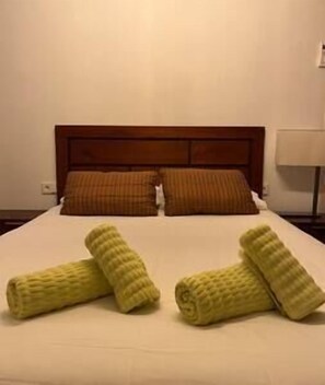1 habitación, tabla de planchar con plancha, cuna de viaje y wifi 