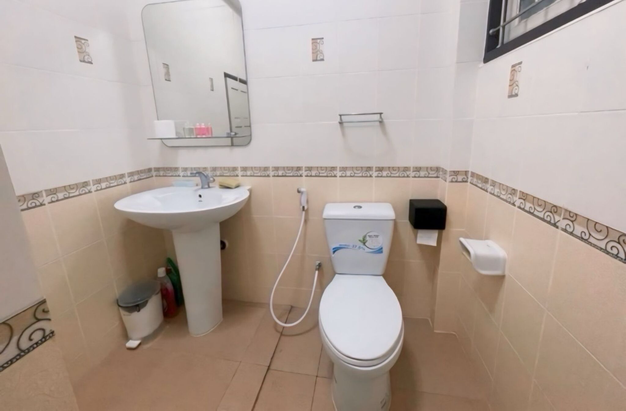 Ein Badezimmer mit Waschbecken, Toilette und Spiegel.