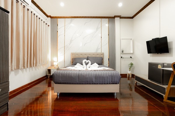 Superior Room, 1 Queen Bed (Room 6) | Free WiFi, bed sheets