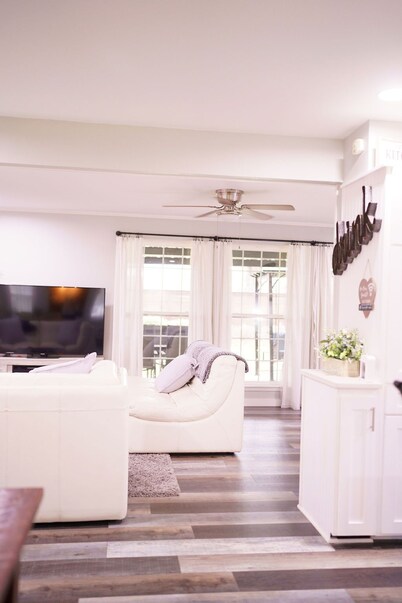 Relax - Beautiful 3 BR, Expansive Patio, Grill