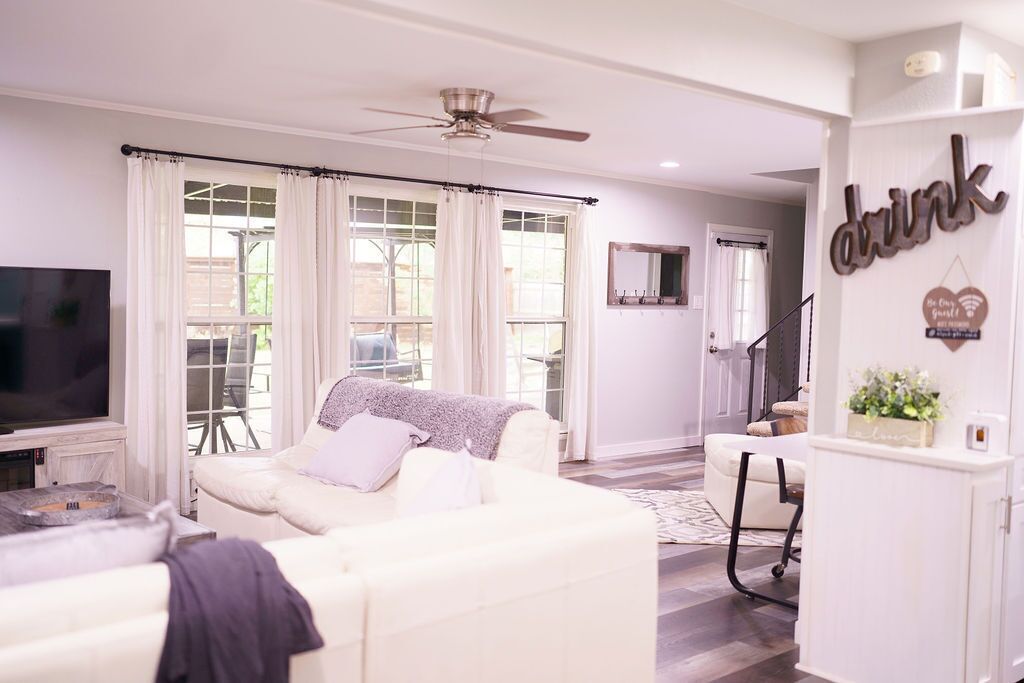 Smart-tv, een open haard en boeken