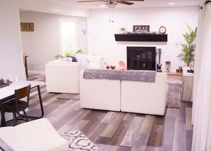 Smart-TV, Kamin, Bücher