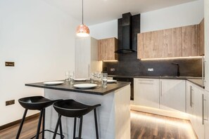 Fridge, microwave, oven, stovetop - Fabulous 2 Bed Apartment in the Heart of Hull (Hull)