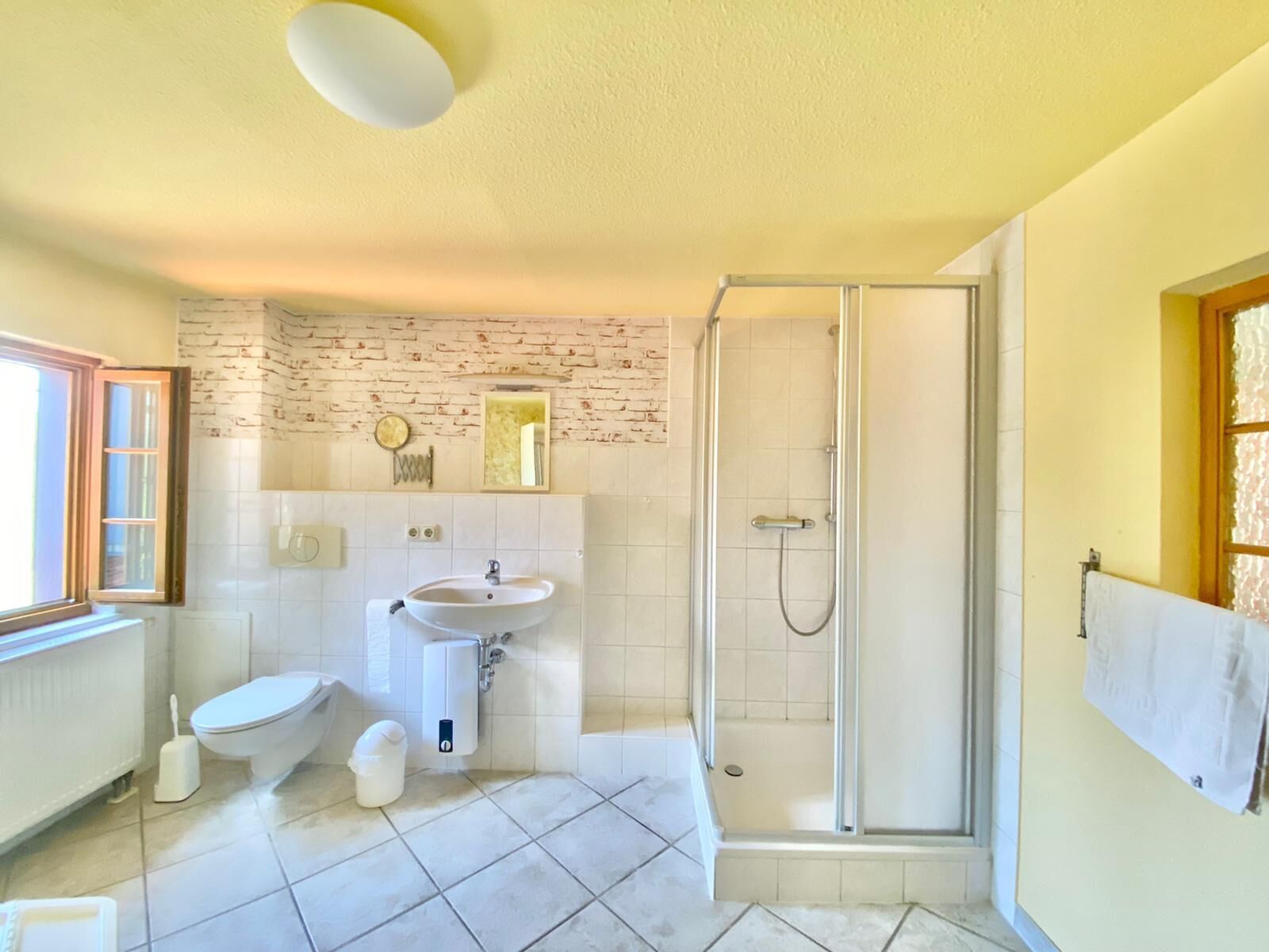 Dusch, handdukar, tvål och schampo