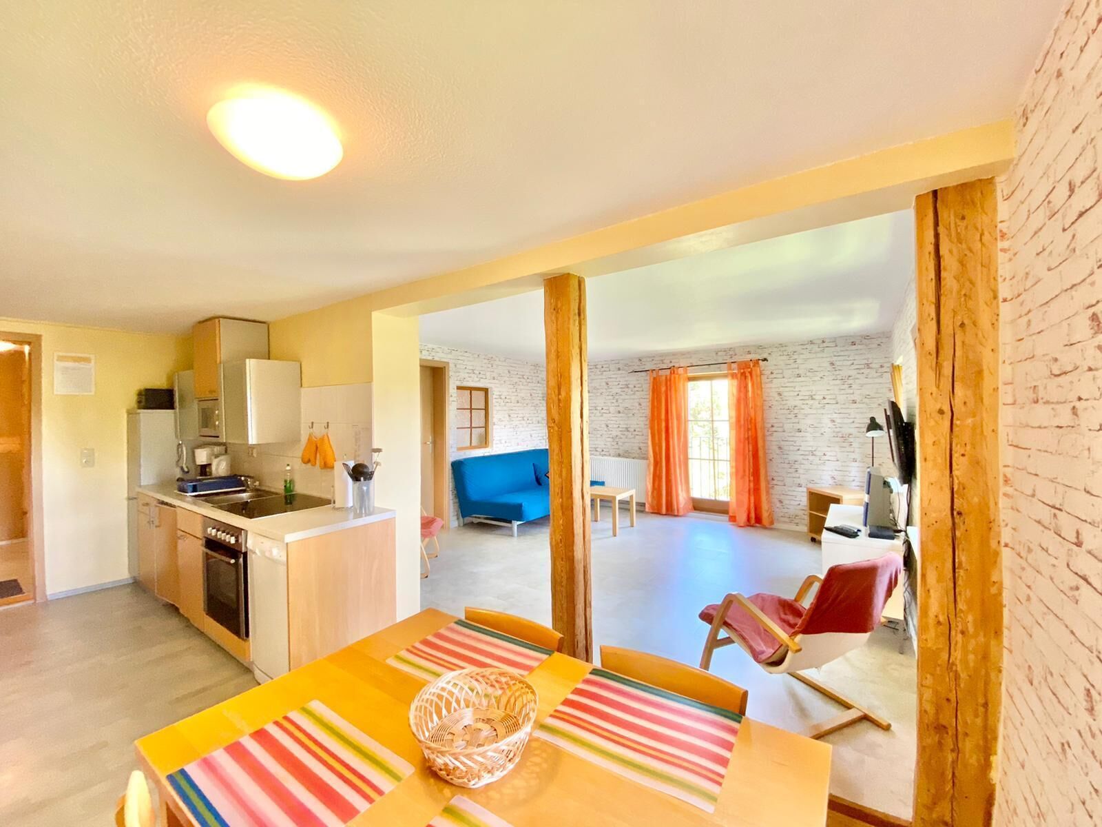 Een televisie, een dvd-speler, een tafeltennistafel en boeken