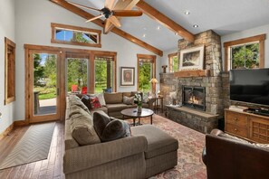 Télévision, cheminée, baby-foot