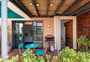 Outdoor dining - Suffolk Villa located opposite the Esplanade (Fremantle)